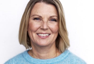 Porträtt på Petra Krantz Lindgren i ljust blå tröja, bakgrunden är vit.