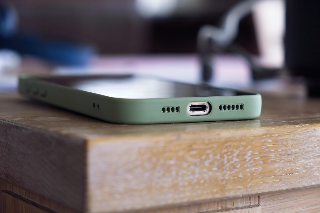 mobiltelefon på ett bord