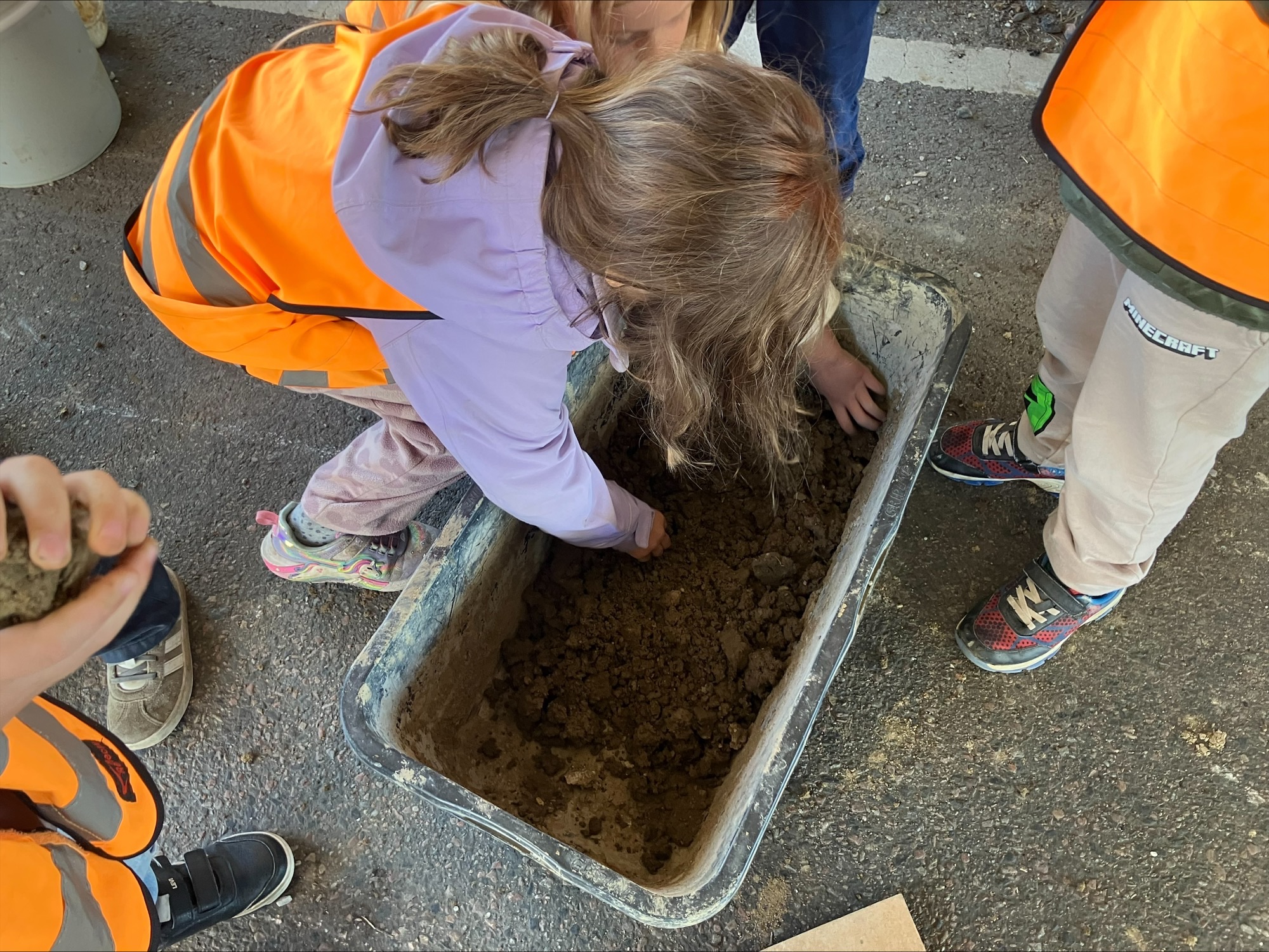 Elev som rör i ett lerbad