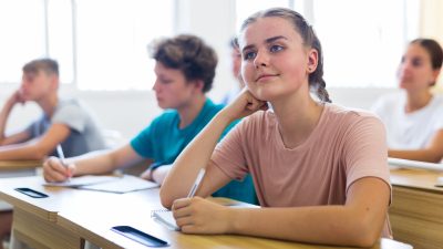 Läsförståelse och mattekunskaper har sjunkit hos 15-åringar